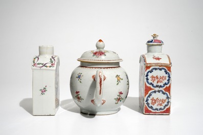 Une th&eacute;i&egrave;re et deux bo&icirc;tes &agrave; th&eacute; en porcelaine de Chine famille rose, Qianlong