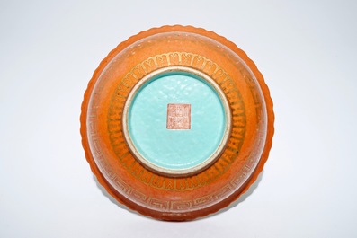 Un bol en porcelaine de Chine &agrave; fond corail et dor&eacute;, marque de Daoguang, 19&egrave;me