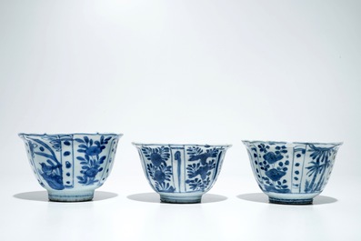 Trois bols &quot;au corbeau&quot; en porcelaine de Chine bleu et blanc de type kraak, Wanli