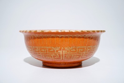 Un bol en porcelaine de Chine &agrave; fond corail et dor&eacute;, marque de Daoguang, 19&egrave;me