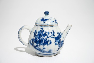 Une th&eacute;i&egrave;re, une assiette all&eacute;gorique et une tasse et soucoupe en porcelaine de Chine bleu et blanc, Kangxi/Qianlong