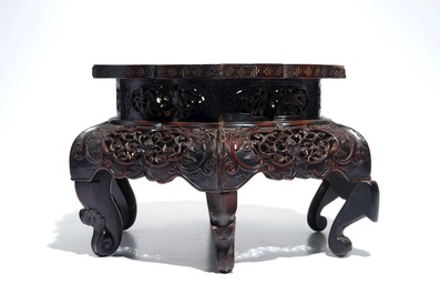 A Chinese carved wood stand with silver wire inlay, 19/20th C.