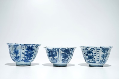 Drie Chinese blauwwitte kraakporseleinen kraaienkommen, Wanli