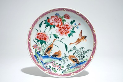 A Chinese famille rose teapot and a plate with geese, Yongzheng/Qianlong