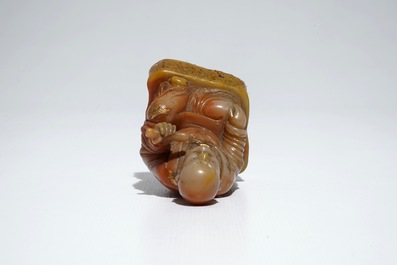 Een Chinese zeepstenen figuur van een Luohan, gesigneerd Yu Xuan, 17/18e eeuw