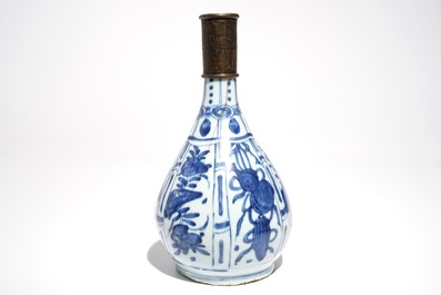 Un vase de forme bouteille en porcelaine de Chine bleu et blanc &agrave; monture Qadjar en bronze, Wanli