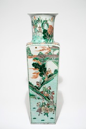 Een grote vierkante Chinese famille verte vaas, Kangxi merk, 19e eeuw