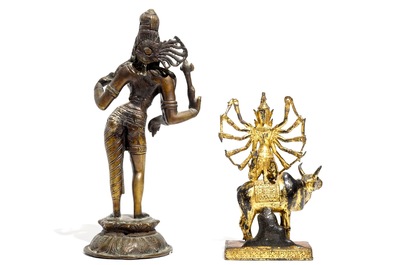 Een bronzen model van Shiva en een deels verguld van Shiva op Nandi, India, 19e eeuw