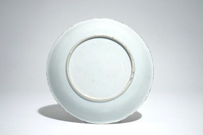 Une assiette et une th&eacute;i&egrave;re en porcelaine de Chine famille rose &agrave; d&eacute;cor d'oies, Yongzheng/Qianlong