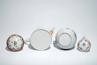 Une cafeti&egrave;re et une verseuse en porcelaine de Chine &agrave; d&eacute;cor L&ouml;westoft, Qianlong