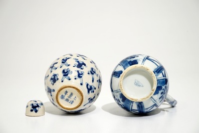 Vier Chinese blauwwitte borden, een kan met zilveren deksel en een dekselvaasje, Kangxi