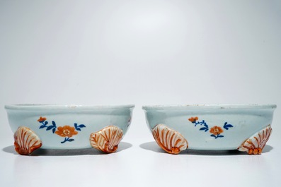 A pair of Chinese famille verte bowls on feet, Kangxi
