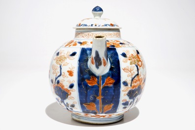 Une grande th&eacute;i&egrave;re couverte en porcelaine de Chine de style Imari, Kangxi