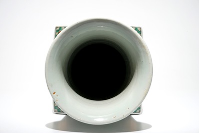 Un grand vase en porcelaine de Chine famille verte, marque de Kangxi, 19&egrave;me