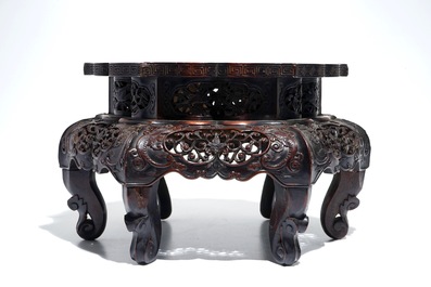 A Chinese carved wood stand with silver wire inlay, 19/20th C.