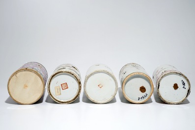Cinq porte-chapeaux en porcelaine de Chine famille rose et qianjiang cai, 19/20&egrave;me