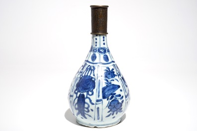 Een Chinese blauwwitte flesvormige vaas met Perzische Qajar bronsmontuur, Wanli