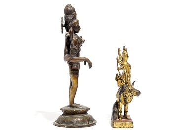 Een bronzen model van Shiva en een deels verguld van Shiva op Nandi, India, 19e eeuw