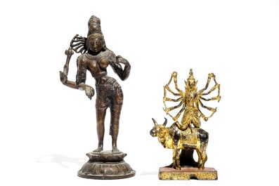 Een bronzen model van Shiva en een deels verguld van Shiva op Nandi, India, 19e eeuw