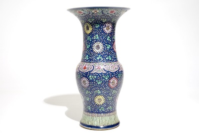 A Chinese porcelain famille rose enamel on blue-ground yenyen vase, 18/19th C.