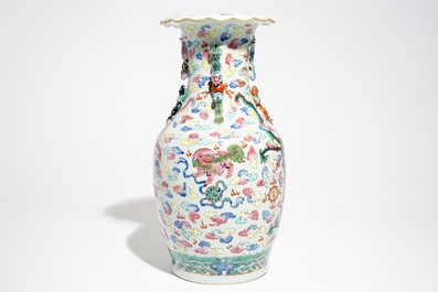 Un vase aux dragons en porcelaine de Chine famille rose, 19&egrave;me