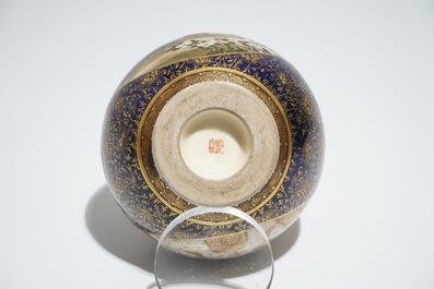 Un vase en porcelaine Satsuma, marque de Kinkoza, Japon, &eacute;poque Meiji, 19&egrave;me