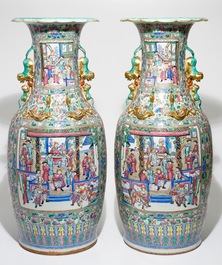 A pair of very large Chinese famille rose vases with war scenes, 19th C.