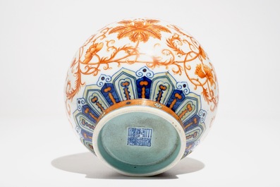 Un vase en porcelaine de Chine doucai et rouge de fer, marque de Qianlong, 20&egrave;me