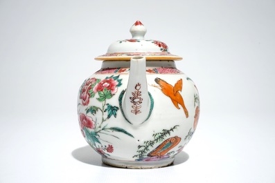 Een Chinese famille rose theepot en een bord met decor van ganzen, Yongzheng/Qianlong