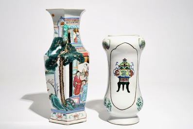 Un vase de forme hexagonale en porcelaine de Chine famille rose et un de forme albarello en famille verte, 19&egrave;me