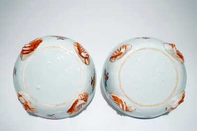 A pair of Chinese famille verte bowls on feet, Kangxi