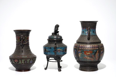 Drie Chinese bronzen vazen met email champlev&eacute; decor, China, 19e eeuw