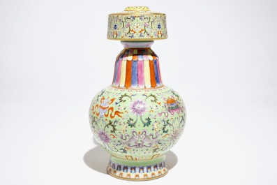 Un vase en porcelaine de Chine famille rose sur fond vert citron, marque de Qianlong, 20&egrave;me