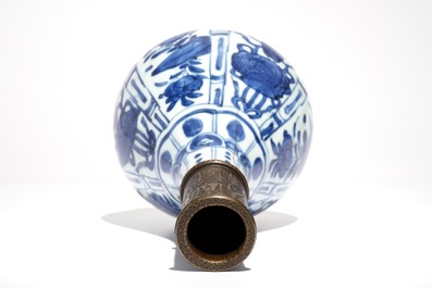 Un vase de forme bouteille en porcelaine de Chine bleu et blanc &agrave; monture Qadjar en bronze, Wanli