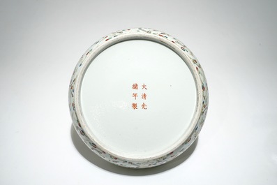 Un bassin en porcelaine de Chine famille rose aux grues, marque de Guangxu, 20&egrave;me