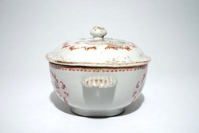 Une terrine couverte en porcelaine de Chine famille rose de style Meissen, Qianlong