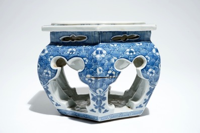Een Chinees blauwwit hexagonaal bassin voor theekoppen, kensui, Kangxi