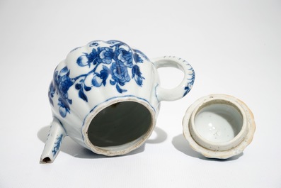 Une th&eacute;i&egrave;re, une assiette all&eacute;gorique et une tasse et soucoupe en porcelaine de Chine bleu et blanc, Kangxi/Qianlong