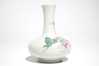 Un vase de forme bouteille en porcelaine de Chine famille rose, marque de Qianlong, 20&egrave;me