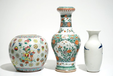 Trois vases en porcelaine de Chine famille verte, rose et bleu et blanc, 19&egrave;me