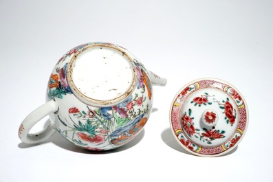 Een Chinese famille rose theepot en een bord met decor van ganzen, Yongzheng/Qianlong