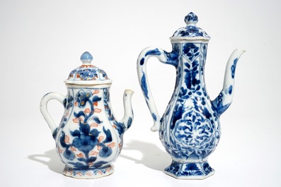 Une verseuse couverte en porcelaine de Chine bleu et blanc et une de style Imari, Kangxi