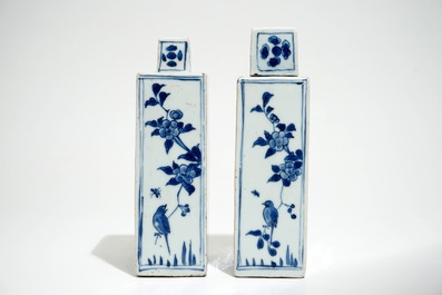 Une paire de bo&icirc;tes &agrave; th&eacute; ou flacons en porcelaine de Chine bleu et blanc, Chongzheng, &eacute;poque Transition