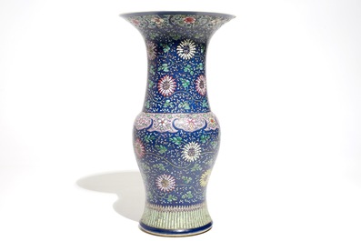 Un vase de forme yenyen en porcelaine de Chine famille rose sur fond bleu, 18/19&egrave;me