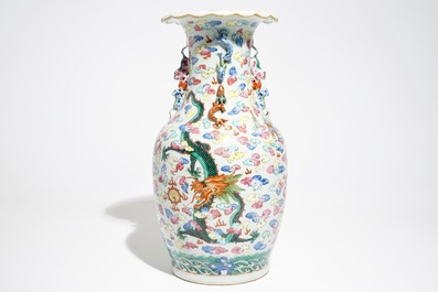 Un vase aux dragons en porcelaine de Chine famille rose, 19&egrave;me