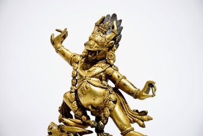 Een Tibetaans verguld bronzen beeld van Yama Dharmaraja, 18e eeuw