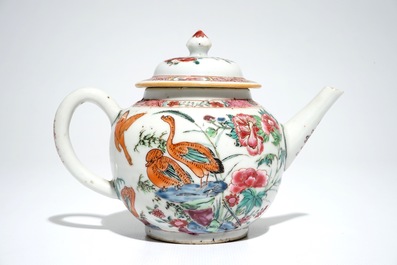 Een Chinese famille rose theepot en een bord met decor van ganzen, Yongzheng/Qianlong