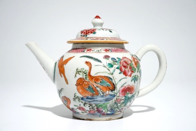 A Chinese famille rose teapot and a plate with geese, Yongzheng/Qianlong