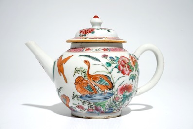 Une assiette et une th&eacute;i&egrave;re en porcelaine de Chine famille rose &agrave; d&eacute;cor d'oies, Yongzheng/Qianlong