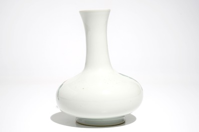 Un vase de forme bouteille en porcelaine de Chine famille rose, marque de Qianlong, 20&egrave;me